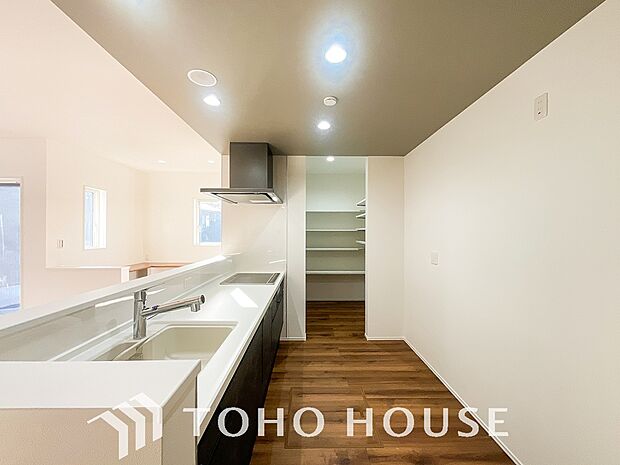 キッチンの収納は、デッドスペースになりやすい箇所を有効活用できる、スライド式収納を採用しました。