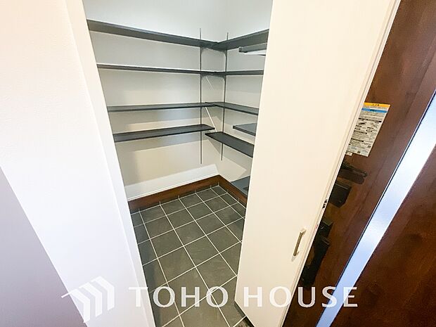 土足のまま入れるの玄関収納。ゴルフバックや部活&スポーツ用品、日常使いの傘なども収納できて便利です。