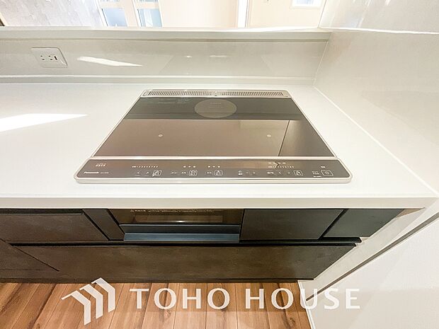 IHクッキングヒーターはフラットトップで汚れもサッとふくだけで簡単にお手入れをすることができます。