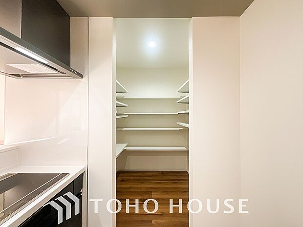 忙しい共働き世帯など、食品の買い置きや日用品のストックに大変便利なパントリー収納が備わってます。