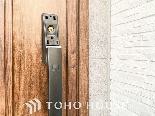 ICチップを用いたカードキー等で玄関扉の施錠＆解錠が出来る設備。最近は鍵穴の無いドアも増えてます。
