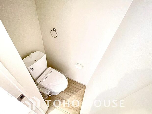 十分な広さと清潔感のあるカラーで纏まったおトイレ。時間に余裕とゆとりを持たせます。