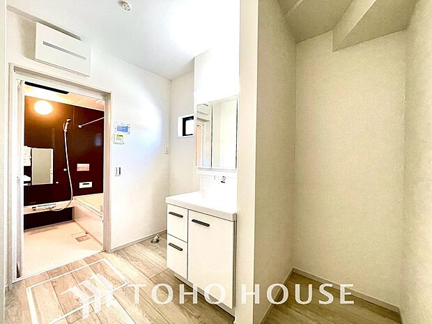 身だしなみのチェックがしやすい大きな鏡、下には収納がたっぷり。スッキリとした空間を演出いたします。