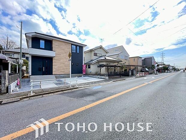 街並みの風景に包み込まれながら、瀟洒な印象も湛えて佇みます。