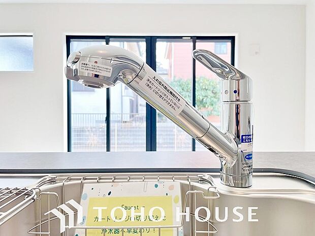 ワンタッチで浄水と原水を切り替えできる浄水器一体型水栓は水道水に含まれる有害物質を除去してくれます。