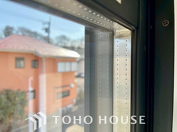 二層のガラスの間に空気層や特殊ガス層を作ることで断熱性能や結露防止効果を高めたサッシを装備してます。