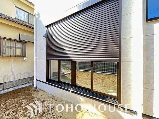 台風などの激しい雨風からお家を守るのはもちろん、空き巣対策などの防犯抑止や防音にも効果を発揮します。