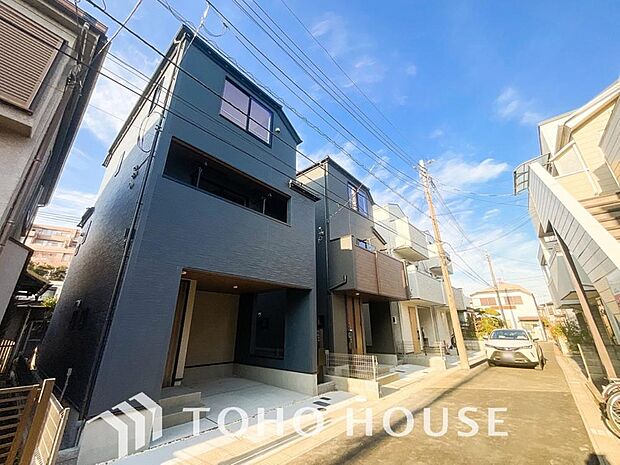 街並みの風景に包み込まれながら、瀟洒な印象も湛えて佇みます。