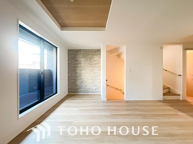 リビングも広く設け、訪れる人々を暖かく迎えてくれます。