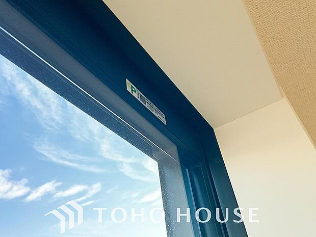 二層のガラスの間に空気層や特殊ガス層を作ることで断熱性能や結露防止効果を高めたサッシを装備してます。