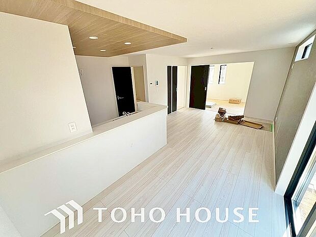 光が注がれる青い空から鮮やかに赤色にゆっくりと染まる。そんな優しい時間がここでは流れてゆく。