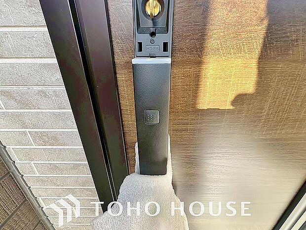 防犯対策への意識が高まっている最近では、補助錠として鍵穴のない電子錠を選ぶ方も増えています。