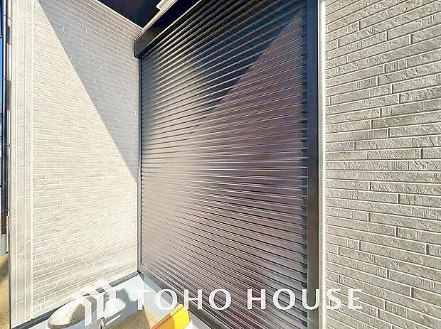 台風などの激しい雨風からお家を守るのはもちろん、空き巣対策などの防犯抑止や防音にも効果を発揮します。