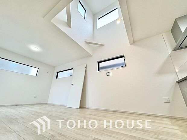 造りこんだ空間演出の妙が生み出す光と質のハーモニーはこの住宅のクオリティの良さを実感させてくれます。