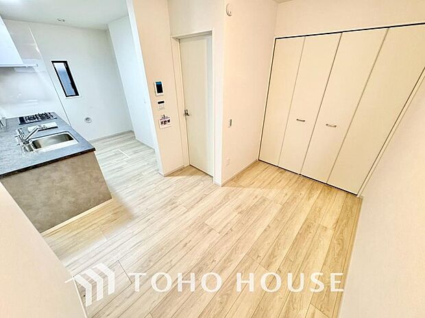 リビングも広く設け、訪れる人々を暖かく迎えてくれます。