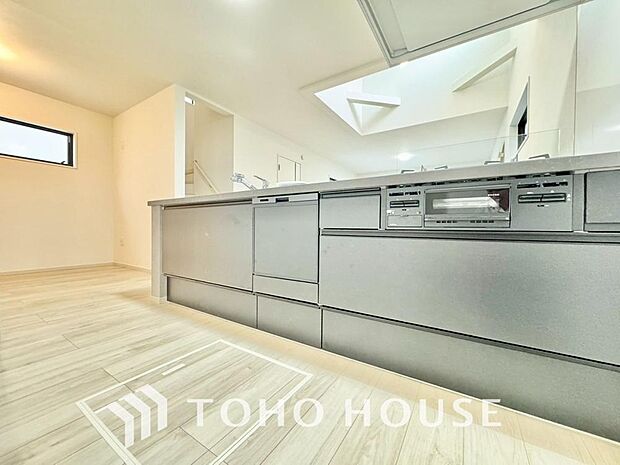 ご家族みんなで調理ができる位のスペースを実現したキッチン空間となっております。