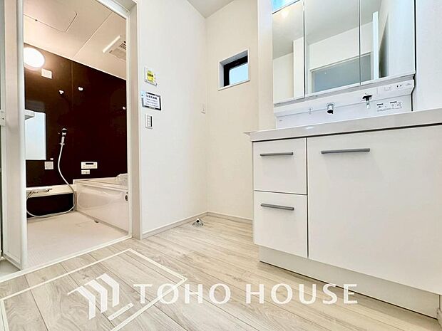 お家の中でも特にプライベートスペースとなる洗面所は、洗濯場所と浴室を同じ空間でまとめております。