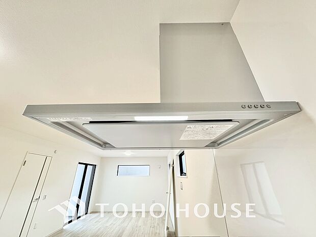 昨今主流のスリムタイプのレンジフード。スタイリッシュな見た目からインテリアとしても人気がある型です。