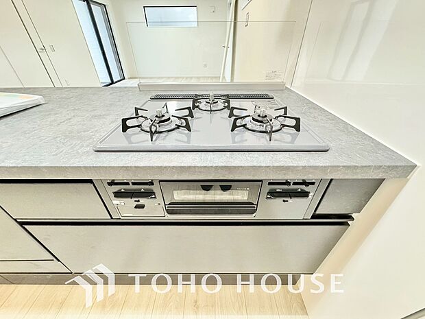 3口コンロは一度に複数のお料理を作ることができるメリットがあります。毎日のキッチンタイムを効率よく。