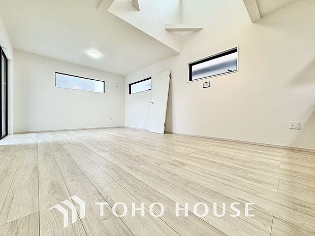 通風と採光を考慮したリビングは地域の鼓動を感じながらお寛ぎ頂くことが可能です。