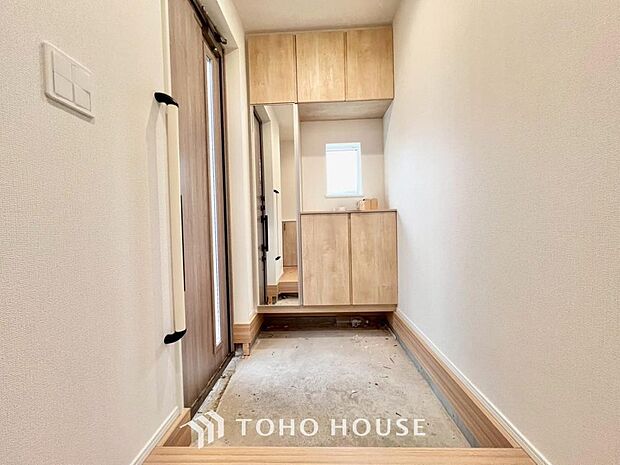 温かみのある色合いでデザインされた玄関は、優しい雰囲気です。帰りたくなる、安息の住まいです。