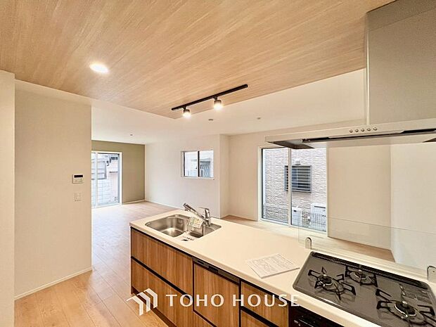 美しく使いやすいキッチン空間。優しい温もりを醸し出すキッチンは料理の為の配慮を随所に注ぎました。