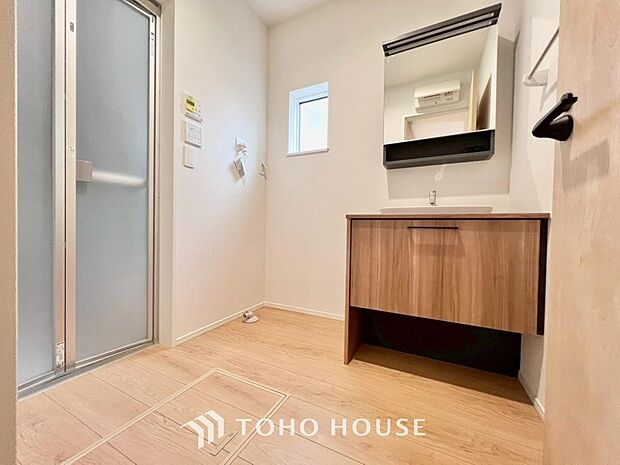 平日の朝であっても、落ち着きとくつろぎを感じられる空間。気持ちよく身だしなみを整えられます。