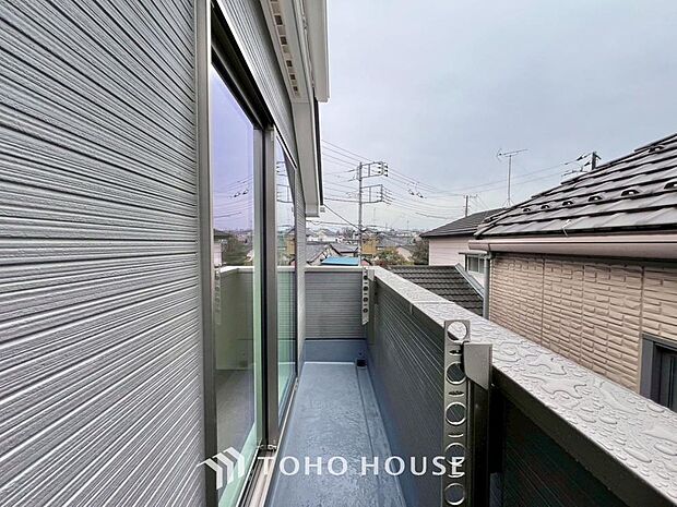 暖かい陽ざしが差込むバルコニー。晴れた日には、洗濯物が良く乾きます。風通しも良好です。