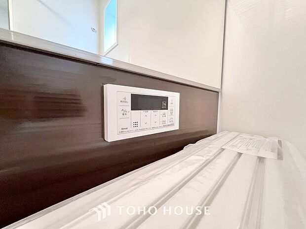 スイッチひとつで湯を浴槽に張ったり、保温や追い焚き機能を自動で行える便利なオートバスシステムを搭載。