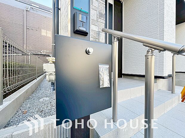 夫婦共働きで家にいる時間が短い、ネット注文の多い方には何かと便利な宅配ボックスを設置しております。