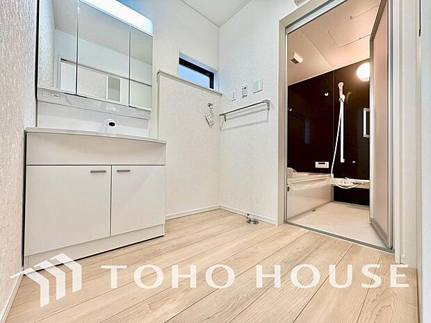 十分な大きさの洗面台は収納もさる事ながら、身だしなみチェックや歯磨きなど、朝の慌ただしい時間でもゆとりあるスペースで余裕を感じて頂けます。