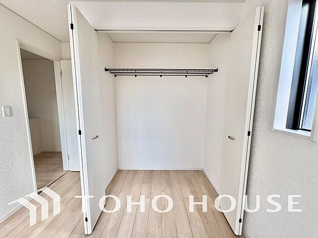 居室にはクローゼットを完備し、自由度の高い家具の配置が叶うシンプルな空間です。