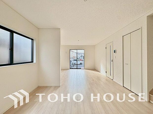 リビングも広く設け、訪れる人々を暖かく迎えてくれます。