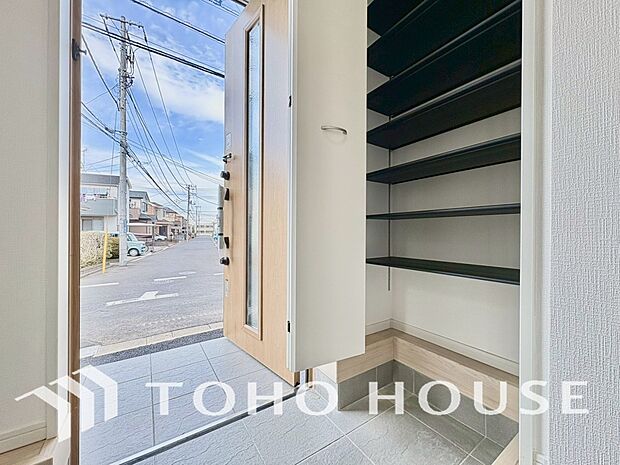 毎日みんなを見送り、そして迎え入れる場所だから。帰りたくなる家をテーマに設計した、自慢の玄関です。