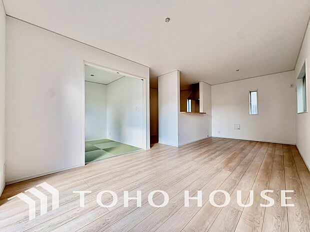 光が注がれる青い空から鮮やかに赤色にゆっくりと染まる。そんな優しい時間がここでは流れてゆく。