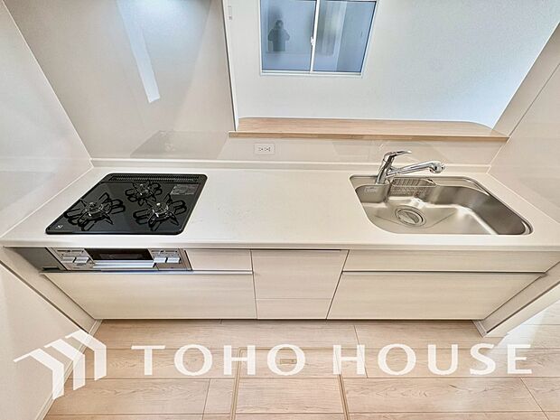 キッチンの収納は、デッドスペースになりやすい箇所を有効活用できる、スライド式収納を採用しました。