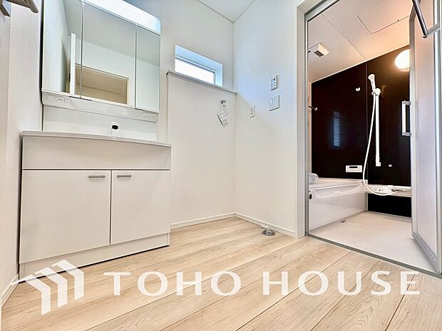 手で洗いたい大切な服など、広く使えると助かる洗面台は汚れの付きにくい形状と素材で造られております。