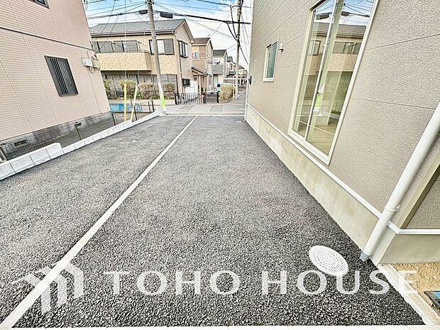 ゆったりとした駐車スペースを確保いたしましたので、大きめのお車でも駐車可能です。