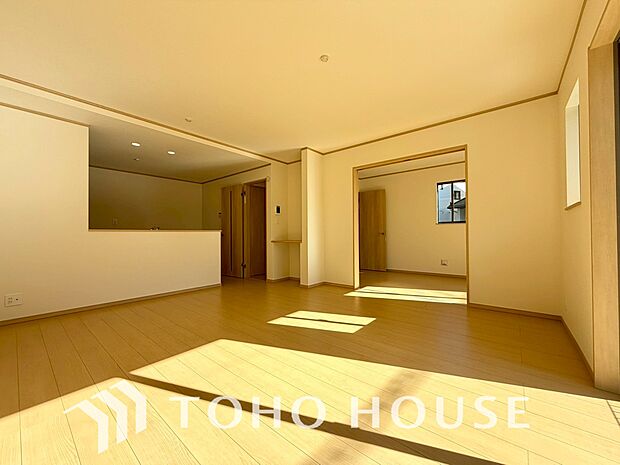 明るく穏やかな空気の中で飲んだり、食べたり、笑ったり。一日の中で多くの時間を過すことになるリビング。