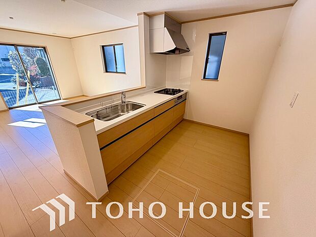 大型の冷蔵庫やレンジボードもしっかり置ける広々としたキッチンスペース。