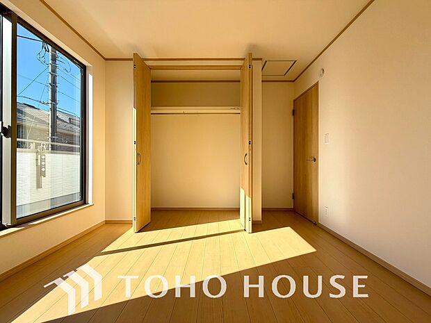 快適な光を取り入れ、心地よい風を取り入れます。心と体をゆったりと安らげる寝室。