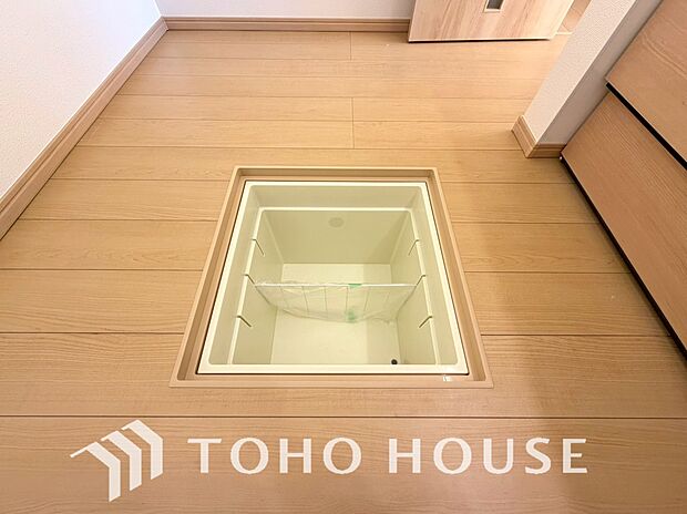 スペースを上手く活用した床下収納はあると何かと便利。食料のストック品はもちろん、掃除用具など。