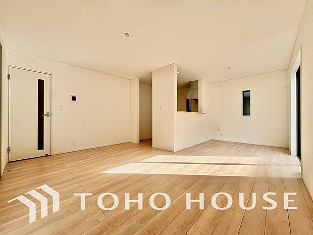 リビングも広く設け、訪れる人々を暖かく迎えてくれます。