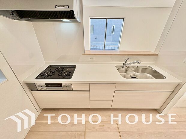 キッチンの収納は、デッドスペースになりやすい箇所を有効活用できる、スライド式収納を採用しました。