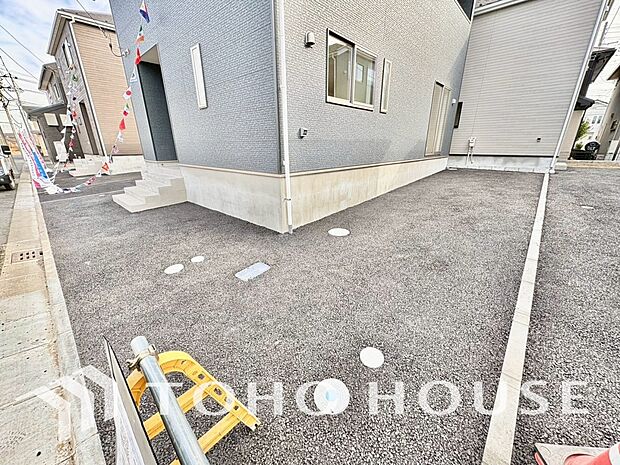 ゆったりとした駐車スペースを確保いたしましたので、大きめのお車でも駐車可能です。