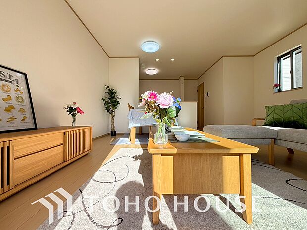 明るく穏やかな空気の中で飲んだり、食べたり、笑ったり。一日の中で多くの時間を過すことになるリビング。