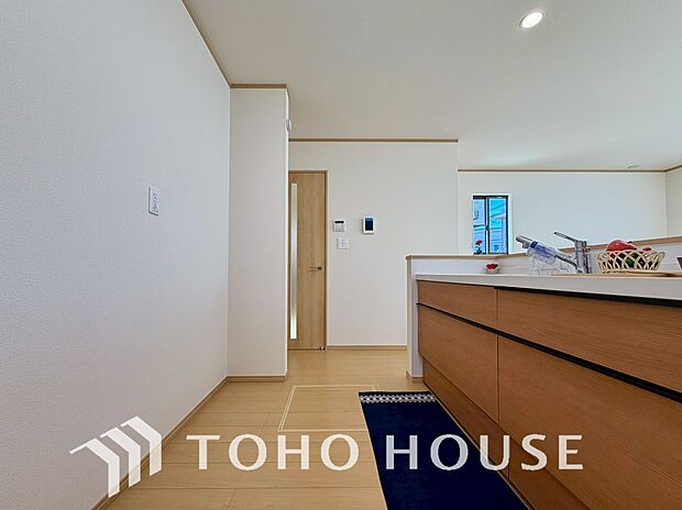 美しく使いやすいキッチン空間。優しい温もりを醸し出すキッチンは料理の為の配慮を随所に注ぎました。