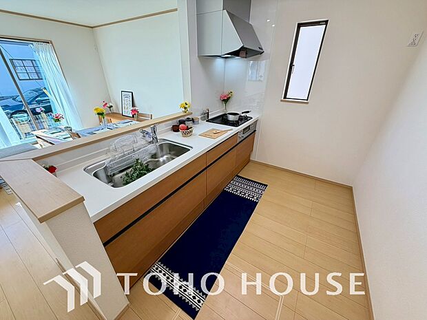 大型の冷蔵庫やレンジボードもしっかり置ける広々としたキッチンスペース。