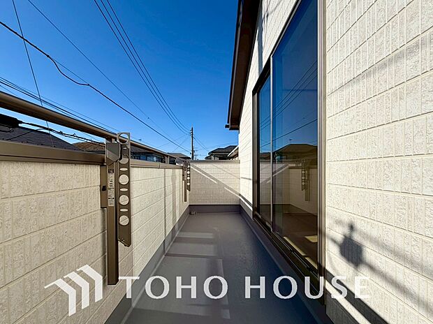 暖かい陽ざしが差込むバルコニー。晴れた日には、洗濯物が良く乾きます。風通しも良好です。