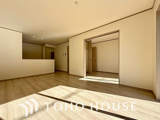 明るく穏やかな空気の中で飲んだり、食べたり、笑ったり。一日の中で多くの時間を過すことになるリビング。